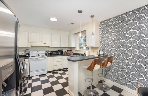 SouthPark House | Close 2 Southpark Pet Friendly w Fenced-In Yard