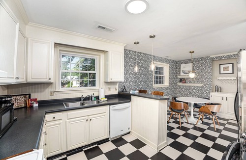 SouthPark House | Close 2 Southpark Pet Friendly w Fenced-In Yard