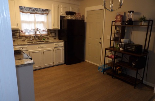 Columbia House | CLOSE TO FT JACKSON, WILLIAMS-BRICE STADIUM, VA HOSP, FAMILY FRIENDLY. SLEEPS 10