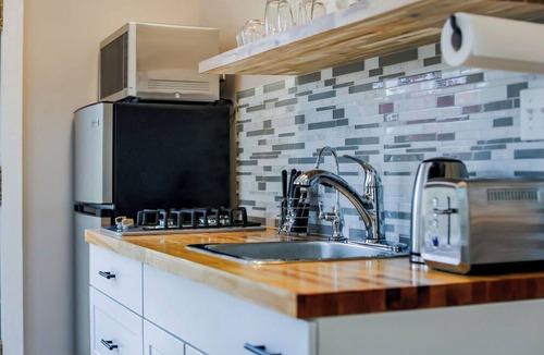 Boutiliers Point Cottage | Coastal Bunkie Retreat | Near Halifax | Sauna Access | Private Beach