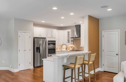 North Charleston House | Coastal Chic Retreat - Minutes to Downtown Charleston and Beautiful Beaches