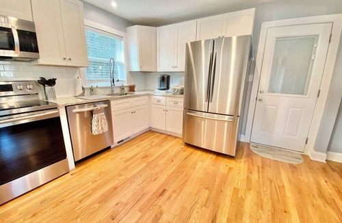 West Ashley House | Coastal Comfort in Charleston - Family + Pet Friendly - Central Location