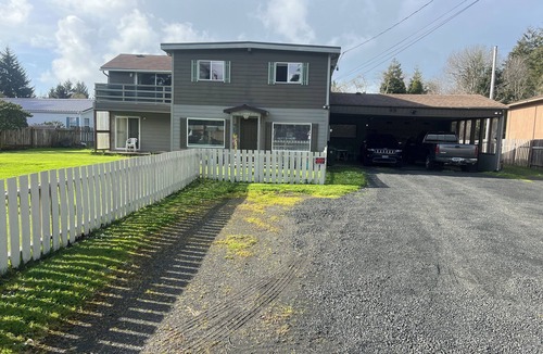 Barview House | Comfortable 3Bdr 2Bth home great for all guests. Even room to park the boat!