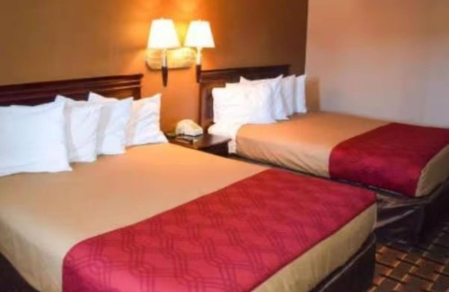 Richburg Hotel | Comfy Room w/Private Bath Near Charlotte Attractions – Relax After Exploring