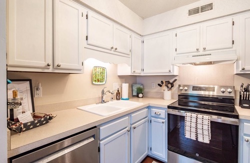 Mount Pleasant House | Community Pool! 12 Minutes to Beach & Downtown Charleston. Comfortable Family-Friendly Townhome.