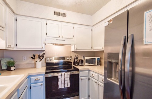 Mount Pleasant House | Community Pool! 12 Minutes to Beach & Downtown Charleston. Comfortable Family-Friendly Townhome.