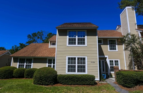 Mount Pleasant House | Community Pool! 12 Minutes to Beach & Downtown Charleston. Comfortable Family-Friendly Townhome.