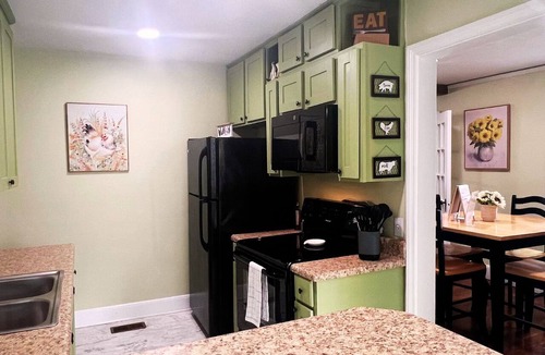Columbia House | Cool Beach Vibe — Comfy Beds & Recliners — 4 Beds