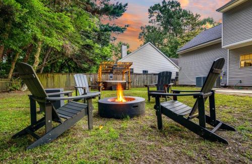 North Charleston House | Country Haven - Hot Tub & Pool! Game Room, King Beds, Mins 2 dwtn