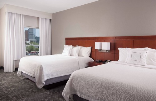 Downtown Charleston Hotel | Courtyard Charleston Waterfront by Marriott