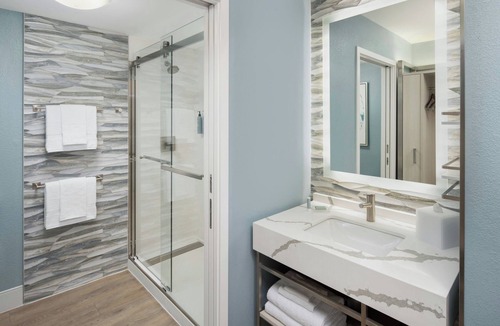 Downtown Charleston Hotel | Courtyard Charleston Waterfront by Marriott