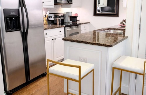 Shandon Condo | Cozy 1-bedroom condo in Old Shandon steps from Devine St.