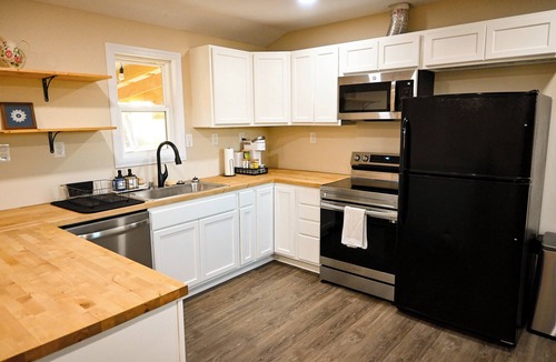 Lydia Cottage | Cozy 1-bedroom cottage in pleasant Timmonsville near I-20