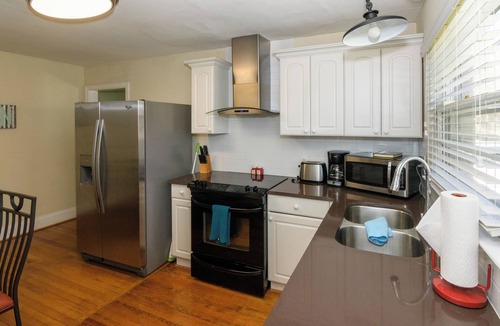 Plaza Midwood Condo | Cozy 2 Bedroom Duplex Apartment near Uptown Charlotte - Desirable Plaza Midwood