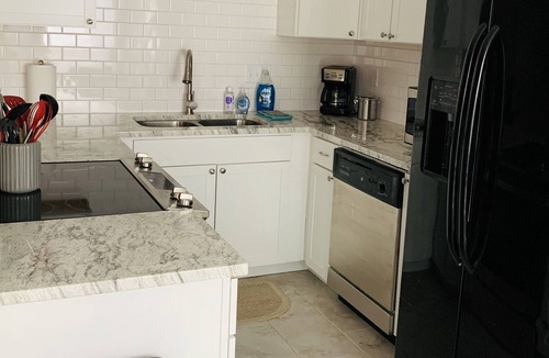 Summerville House | Cozy 3/2 Summerville Cottage across from Park