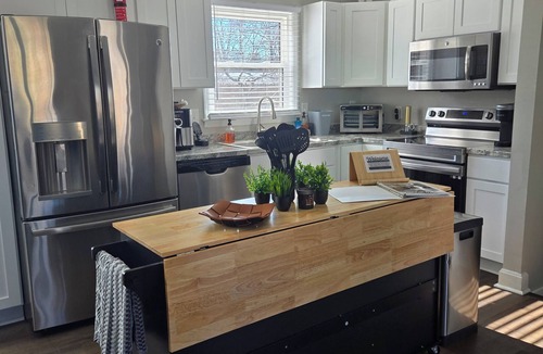 Charlotte House | Cozy 3 BR Home Near CLT International Airport and 10 min from Uptown CLT