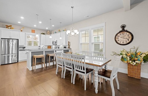 Windy Hill House | Cozy 4 Bedroom Beach House Close to the Ocean