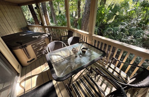 Night Heron House | Cozy and Stylish Night Heron Retreat with Lagoon View and Private Hot Tub