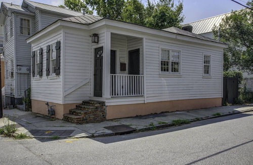 Cannonborough Elliotborough Cottage | Cozy Charleston Cottage on the East Side