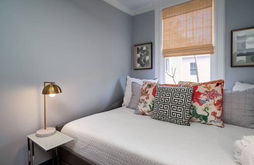 Radcliffeborough Apartment | Cozy & Chic Downtown Charleston Launchpad