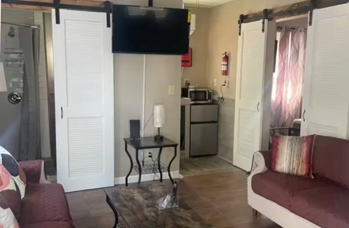 Charleston Cottage | Cozy & Comfortable 2-Bedroom Cottage on James Island - minutes from Folly Beach!