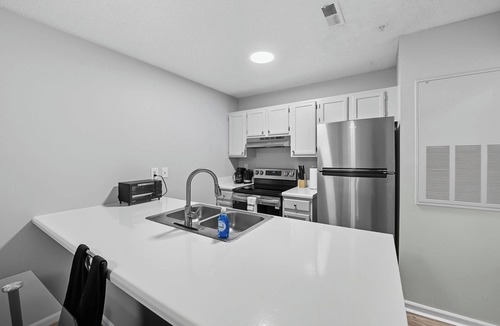 Fayetteville Apartment | Cozy Contemporary Stay I Pool & Gym I Free Parking