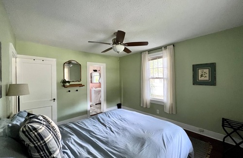 North Charleston Cottage | Cozy cottage under seven live oaks with fenced backyard - Pet Friendly