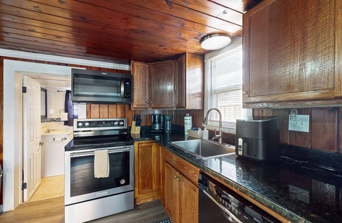 Crescent Beach Cottage | Cozy cottage with W/D, dog friendly & close to beach - Shared Outdoor
