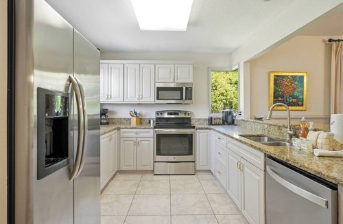 South Beach House | Cozy Dog-Friendly Cottage Near Salty Dog Cafe