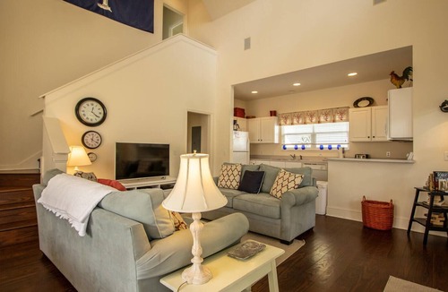 Saint Helena Island Cottage | Cozy Family Home w/ Golf Course Views & Wifi - Steps to Cabana Club & Marina