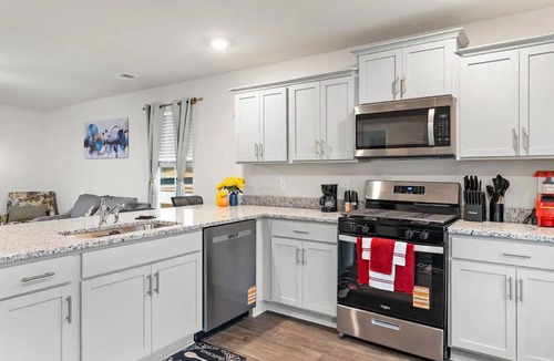 Brookdale House | Cozy & Inviting Your Home Away From Home 3BR Sleeps 6 Quiet & Comfortable