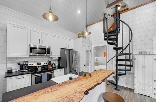 Charleston House | Cozy Island Cottage