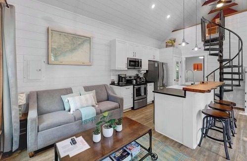 Charleston House | Cozy Island Cottage