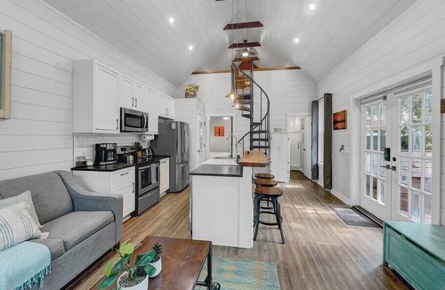 Charleston House | Cozy Island Cottage