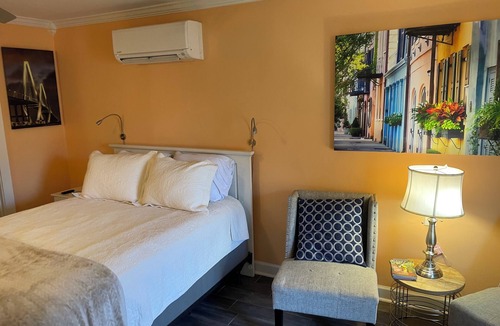 Mount Pleasant Apartment | Cozy Neighborhood One Bedroom. Minutes to the beach and downtown Charleston.