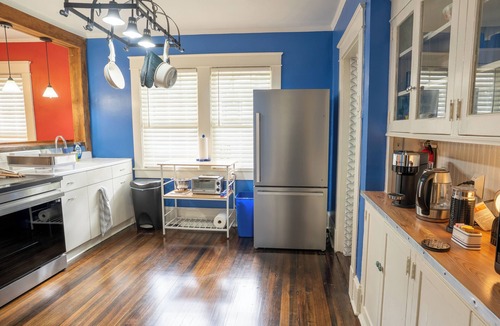 Greensboro House | Cozy, quiet Fisher Park Bungalow close to downtown & Cone Hospital Main Campus.