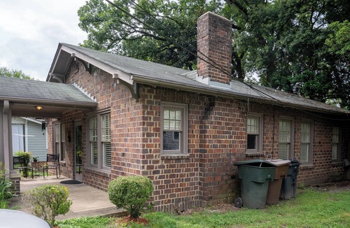 Greensboro House | Cozy, quiet Fisher Park Bungalow close to downtown & Cone Hospital Main Campus.