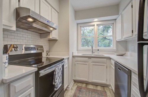 Tarpon Pond House | Cozy Seabrook Cottage Near Beach, Golf & Nature
