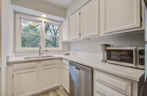 Tarpon Pond House | Cozy Seabrook Cottage Near Beach, Golf & Nature