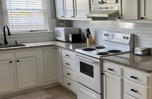 Windsor Forest House | Cozy Southside Savannah 3 Bed room 2 Bath home - 15 Minutes to downtown Savannah