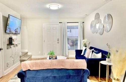 Villa Heights House | Cozy Townhome with Queen Beds in Plaza Midwood-10 min drive uptown