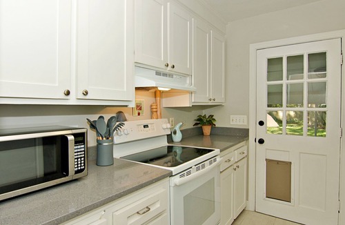 Charleston House | Cozy tropical oasis 10 minutes from beach and downtown Charleston