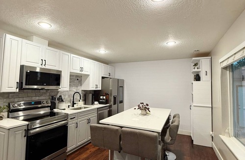 Orem House | Cozy Two-Level Basement Suite - Kitchen & Laundry