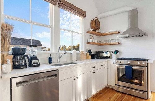 Downtown Charleston House | Crosstown @ King | Downtown Dream - Walk to King!
