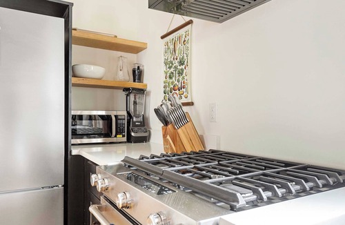 Downtown Charleston House | Crosstown @ King | Downtown Chic Cottage Near King