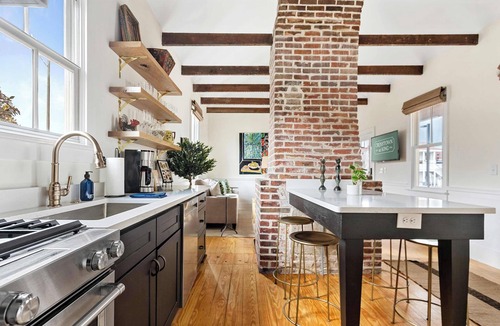 Downtown Charleston House | Crosstown @ King | Downtown Chic Cottage Near King