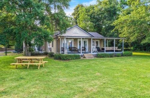 Russellville House | Dock & Fire Pit: Lakefront Bonneau Home!