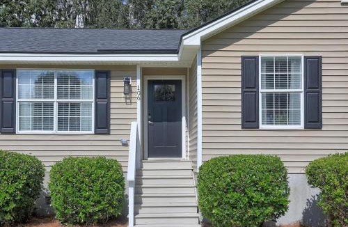 Whitemarsh Island House | Dog Friendly Island Retreat Close to City and Beach