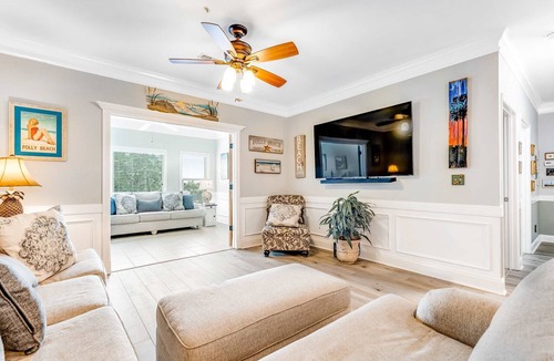 Charleston Condo | Dog-friendly monthly rental with pool, AC, ideal for remote work & travel nurse
