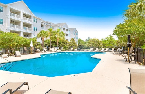 Charleston Condo | Dog-friendly monthly rental with pool, AC, ideal for remote work & travel nurse